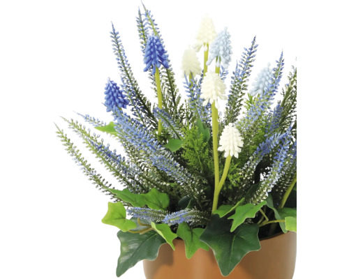 Konstgjord blomsterarrangemang med blå och vita blommor i kruka