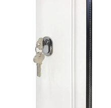 Närbild av en silverfärgad låscylinder med två nycklar i en vit fönsterkarm.