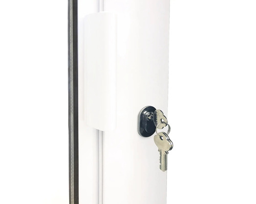 Närbild på ett vitt fönsterlås med två metallnycklar, varav en sitter i låscylindern.