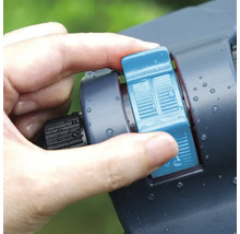 Handen justerar sprinkler för trädgårdsbevattning