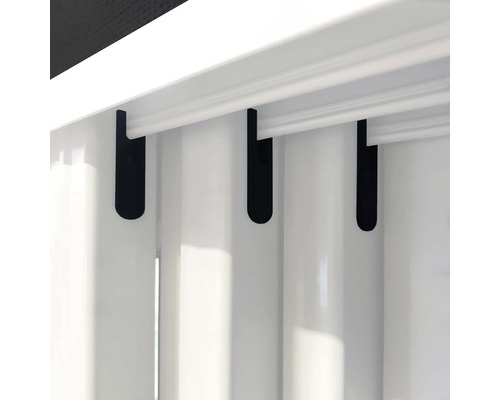 Detaljvy av en vit radiator med svarta fästen.