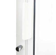 Draghandtag för balkongdörr i vit plast med silverfärgat metallsnäpplås på en balkongdörr.