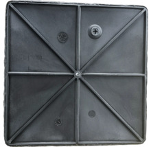 Undersida av en fyrkantig planteringslåda av plast med förstärkningar