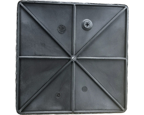 Undersida av en fyrkantig planteringslåda av plast med förstärkningar