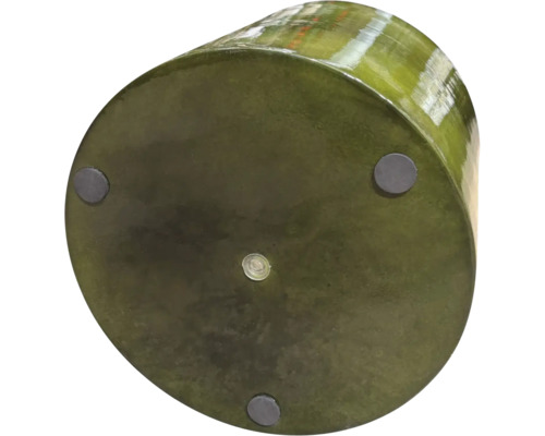 Undersida av en rund blomkruka med fötter