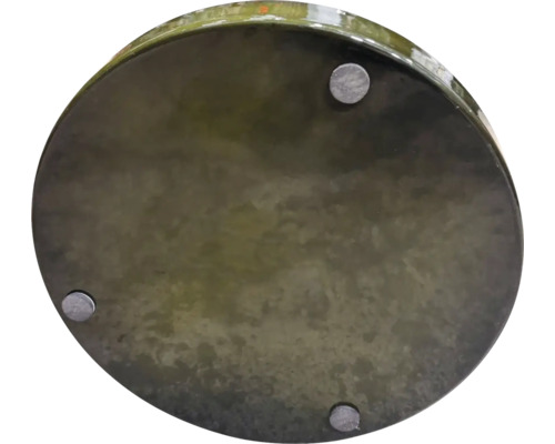 Undersida av en rund planteringskruka med tre fötter