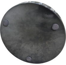 Undersida av en rund blomkruka med fötter