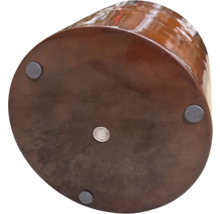 Undersidan av en rund blomkruka med fötter