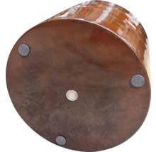 Undersidan av en brun pall med fötter