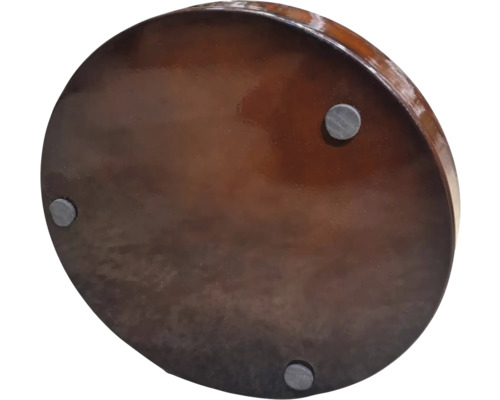 Undersidan av en rund träbricka med fötter