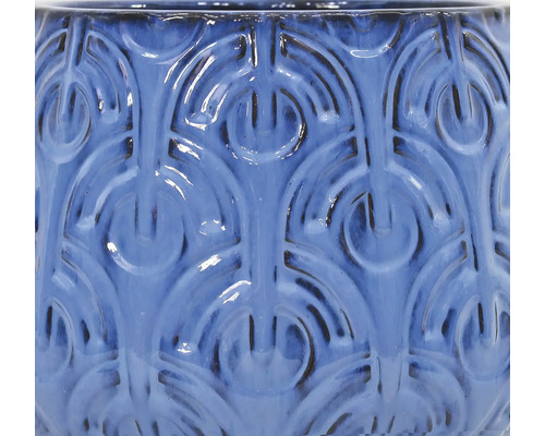 Detaljvy av en blå blomkruka med reliefmönster