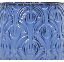 Detaljvy av en blå blomkruka med reliefmönster