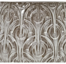 Närbild av en keramikkruka med blommönster