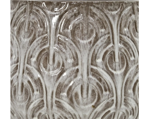 Närbild av en keramikkruka med blommönster