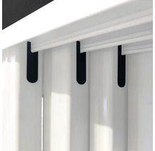 Detaljvy av en vit radiator med svarta fästen.