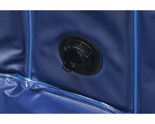 Detaljvy av en blå vattenbehållare med svart utloppsventil