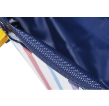 Detaljbild av en blå bärkasse med strukturerat handtag