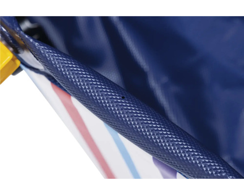 Detaljbild av en blå bärkasse med strukturerat handtag