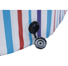 Detaljvy av en uppblåsbar pool med randigt mönster och stängningsventil.