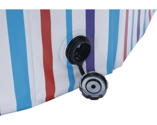 Detaljvy av en uppblåsbar pool med randigt mönster och stängningsventil.