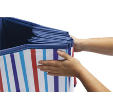 Förvaringslåda med randigt mönster hålls av händer