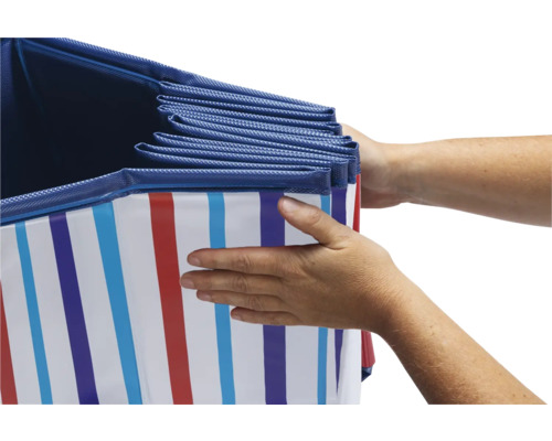 Förvaringslåda med randigt mönster hålls av händer