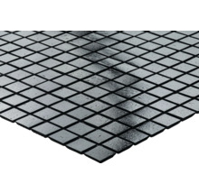 Mosaikplattor med kvadratiska, speglade element.