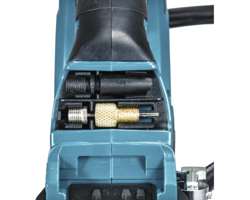 Detaljvy av tillbehörsfacket på en batteridriven kompressor med bollnål och ventiladapter.