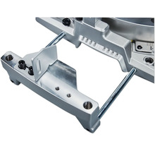 Detaljvy av bordsförlängning i aluminium för en kap- och gersåg.