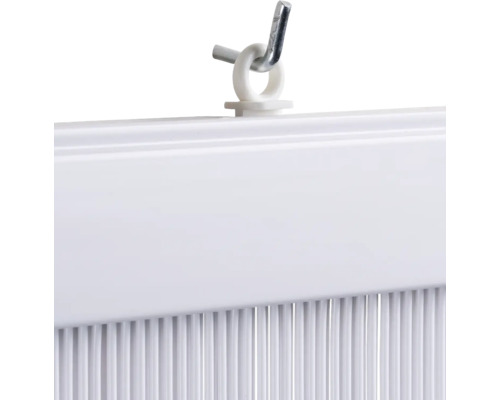 Detaljvy av en lamellgardin med upphängning