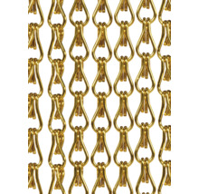 Detalj av guldfärgad kedjegardin