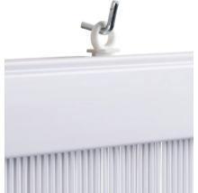 Detaljvy av en lamellgardin med upphängning