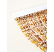 Dekorativ dörrdekoration med pärlkedjor på en vit list