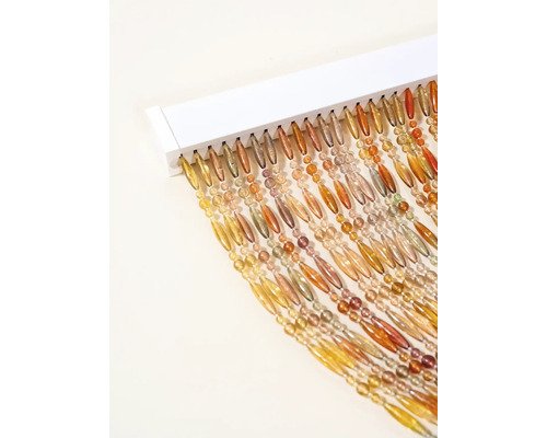 Dekorativ dörrdekoration med pärlkedjor på en vit list