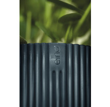 Detaljvy av en blomkruka med Elho-logotyp och räfflad textur.