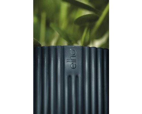 Detaljvy av en blomkruka med Elho-logotyp och räfflad textur.