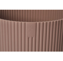 Detaljvy av en ribbad blomkruka