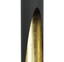 Detaljbild av en svart lampa med guldfärgad insida