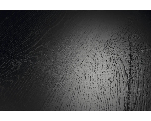 Närbild av en mörk golvyta i trälook med tydlig ådring och kvistar.