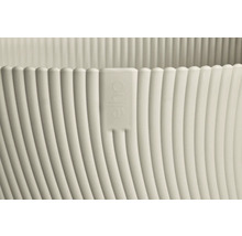 Detaljvy av en räfflad blomkruka med Elho Logo.