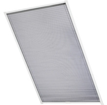 Insektsnät plissé för fönster med vit ram och finmaskigt nät.