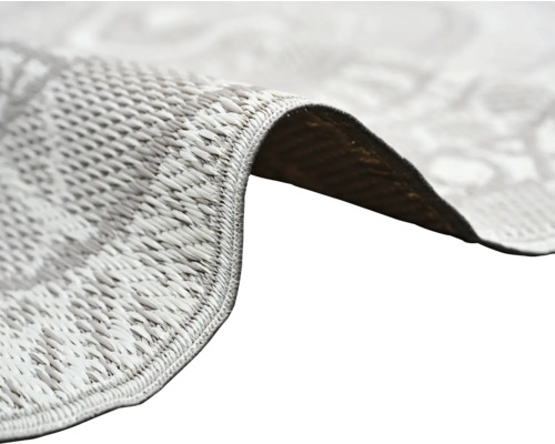 Närbild på en slätvävd matta med fokus på textur och den kantade kanten.