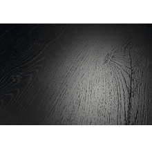 Närbild av en mörk golvyta i trälook med tydlig ådring och kvistar.