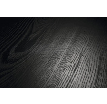 Närbild av en mörk träyta med strukturerad ådring för golv eller möbler.