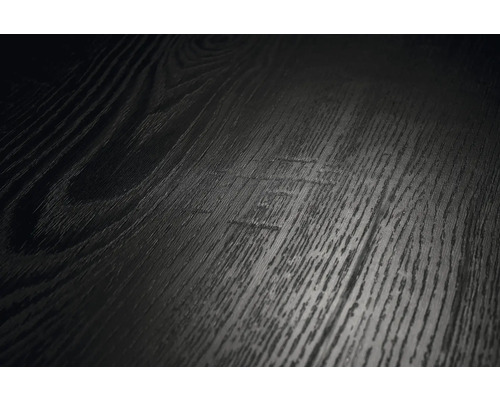 Närbild av en mörk träyta med strukturerad ådring för golv eller möbler.