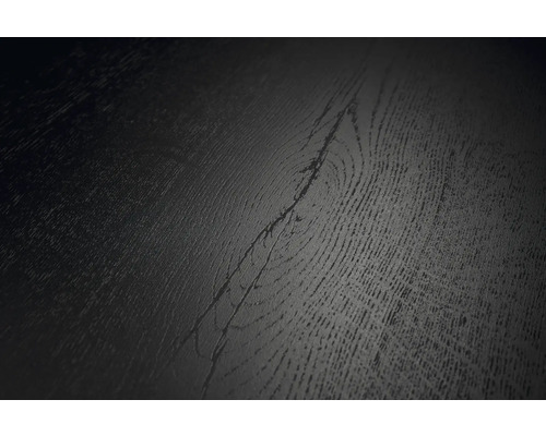 Detaljvy av en mörk golvyta med träådring och synlig kvist.