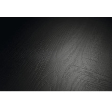 Närbild av en yta med mörk trästruktur och kännbar ådring.