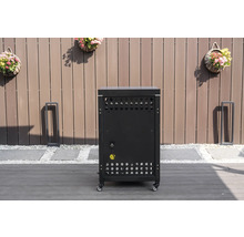 Mobilt underskåp för utekök i svart med ventilationsöppningar och elanslutning på en terrass framför ett trästaket.