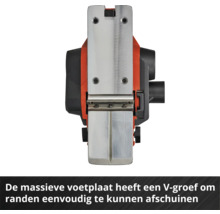 Undervy av en elhyvel med en bottenplatta av metall som har ett V-spår för fasning av kanter.