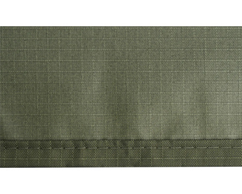 Detaljvy av olivgrönt ripstop-tyg med rutmönster och en sydd fåll.